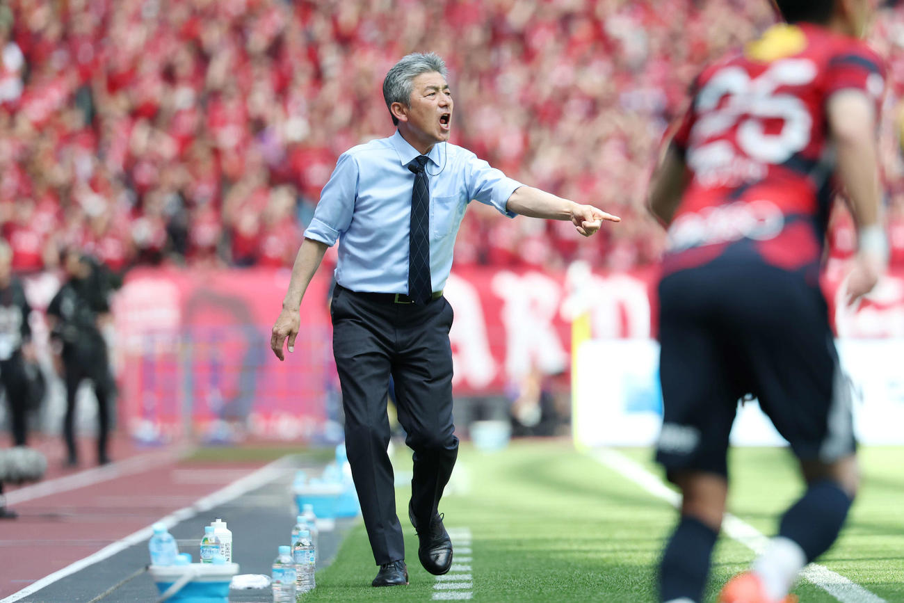 鹿島対川崎F　前半、指示を出す川崎F長谷部監督（撮影・宮地輝）