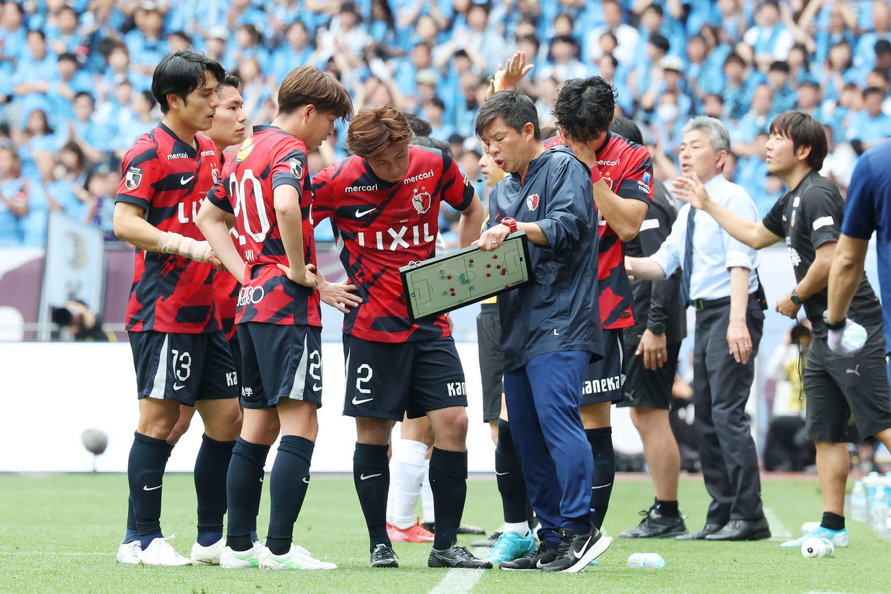 鹿島対川崎F　後半、選手たちに指示を伝える鹿島鬼木監督（中央）（撮影・宮地輝）