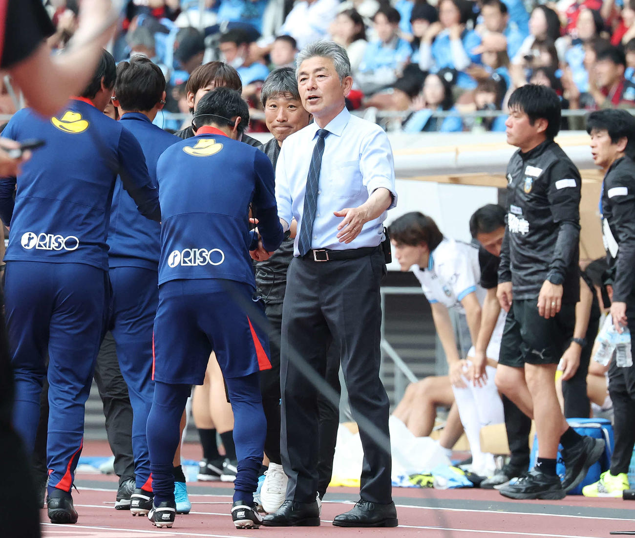 鹿島対川崎F　敗れて握手を交わす川崎F長谷部監督（撮影・宮地輝）