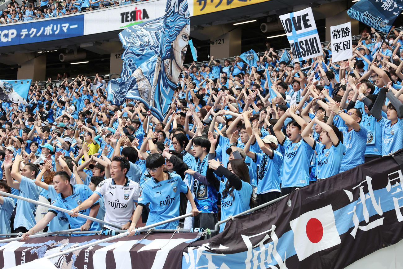 鹿島対川崎F　試合前、盛り上がる川崎Fサポーター（撮影・宮地輝）