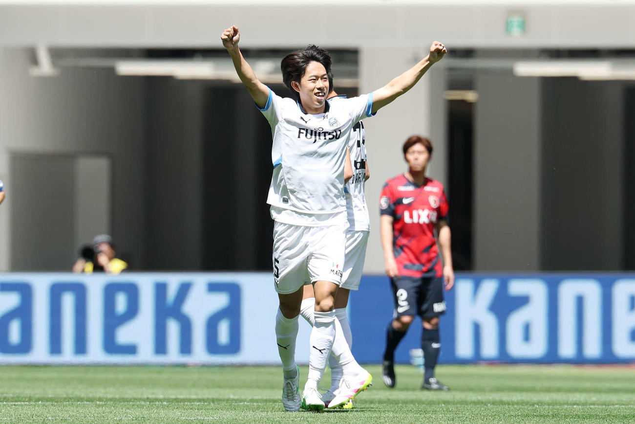 鹿島対川崎F　前半、先制ゴールを決めガッツポーズする川崎F佐々木（撮影・宮地輝）