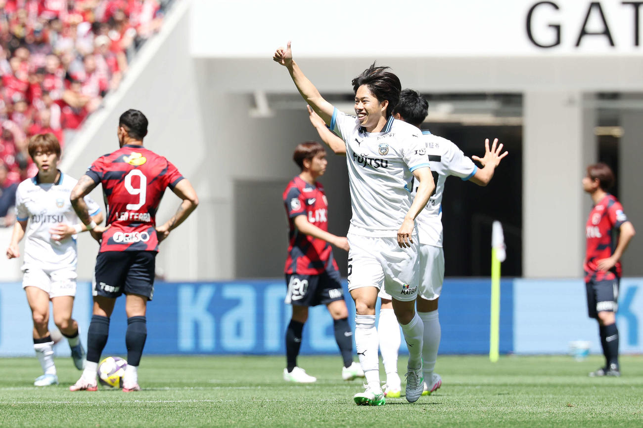 鹿島対川崎F　前半、先制ゴールを決め笑顔でサムズアップする川崎F佐々木（撮影・宮地輝）