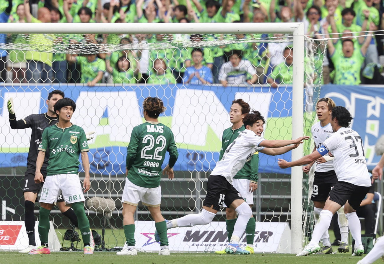 東京V―湘南　後半、先制ゴールを決め、駆け出す湘南・奥野（右から3人目）（共同）