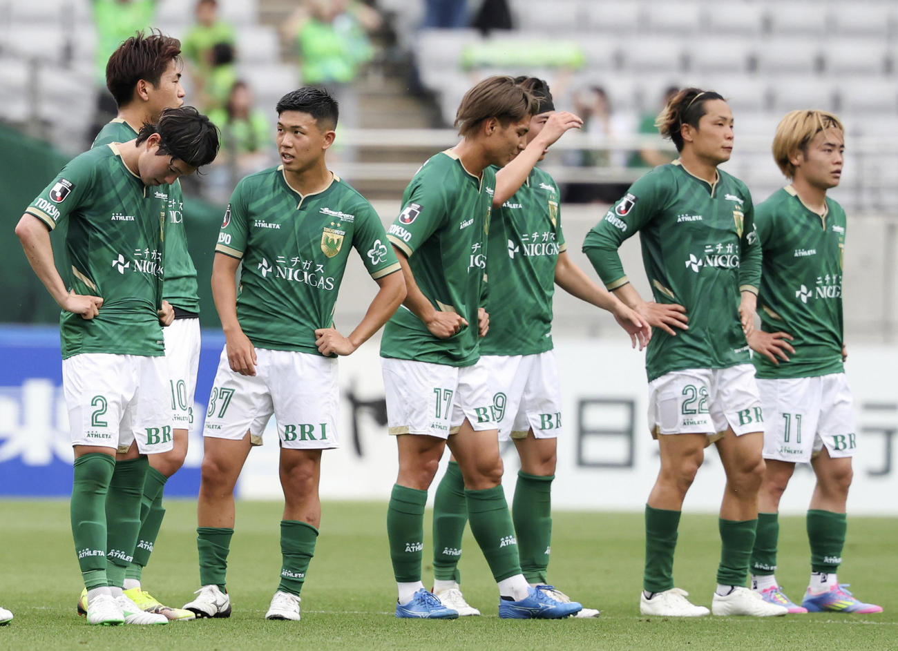 湘南に敗れ、肩を落とす東京Vイレブン（共同）