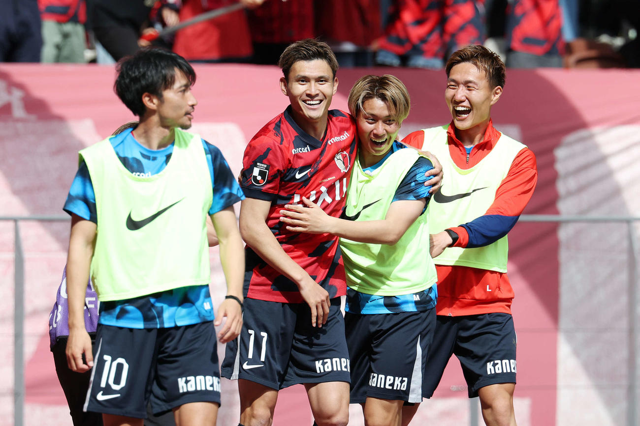 鹿島対川崎F　後半、ゴールを決めチームメートと喜ぶ鹿島田川（左から2人目）（撮影・宮地輝）