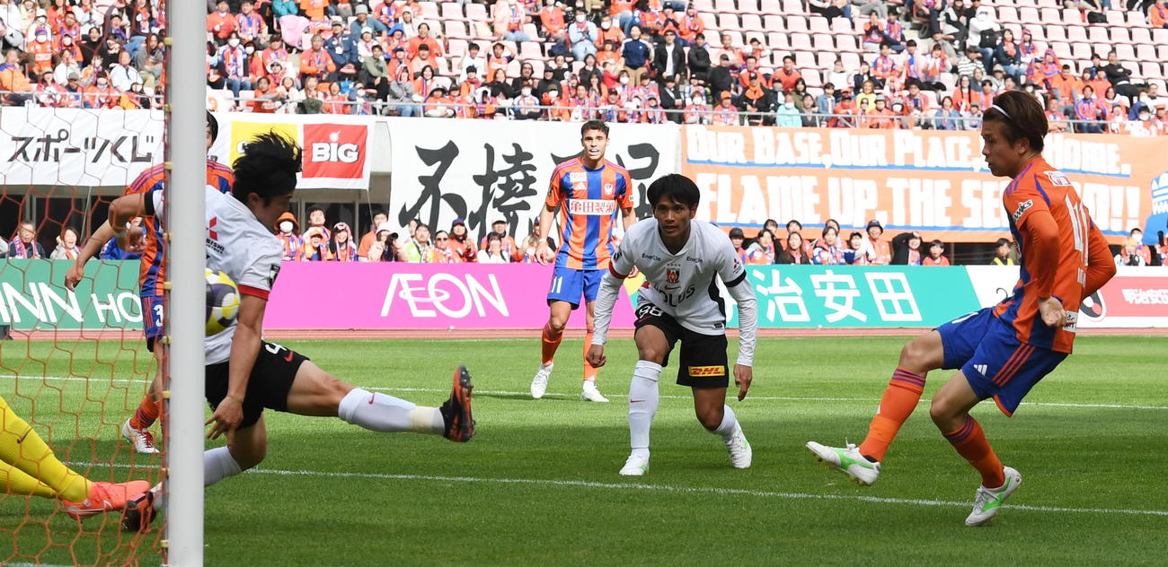 0－0の後半29分に先制点を決める新潟・長谷川（右）（撮影・小林忠）