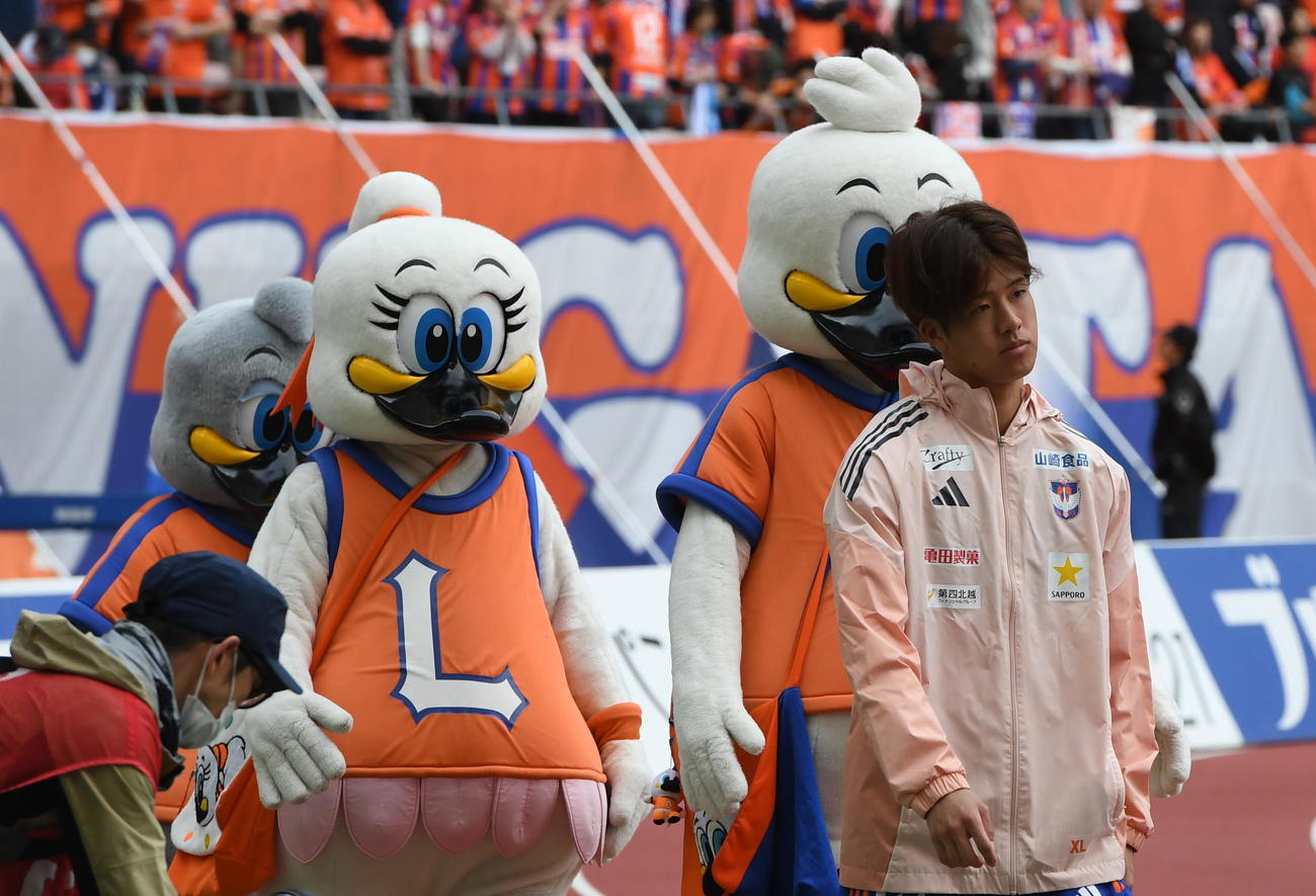 またも今季ホーム初勝利を逃しガックリの新潟・長谷川（右）（撮影・小林忠）