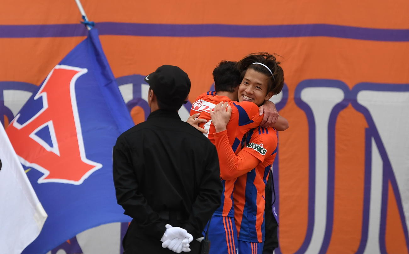 0－0の後半29分に先制点を決め笑顔の新潟・長谷川（右）（撮影・小林忠）