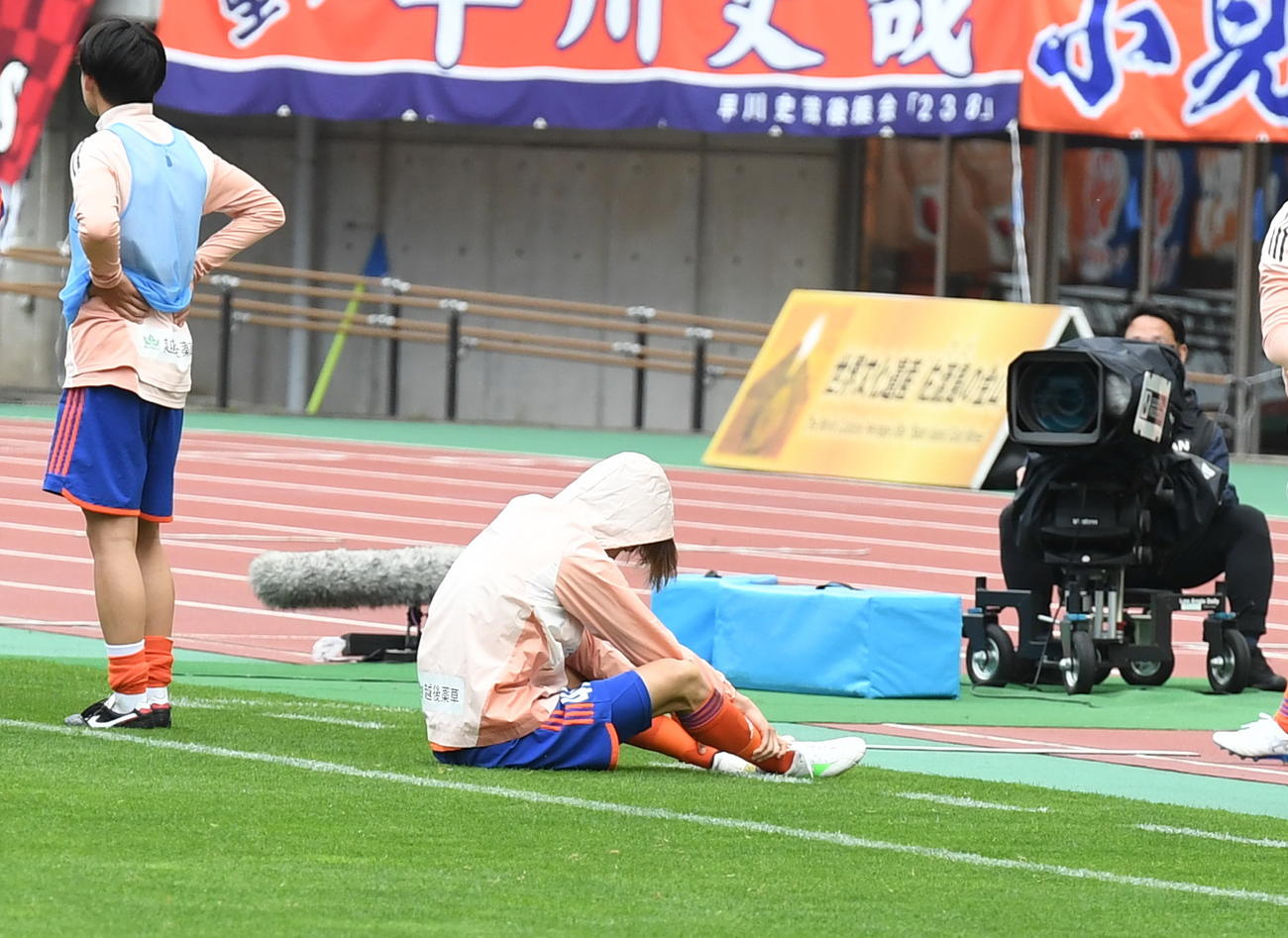 またも今季ホーム初勝利を逃し、ガックリとうなだれる新潟・長谷川（中央）（撮影・小林忠）