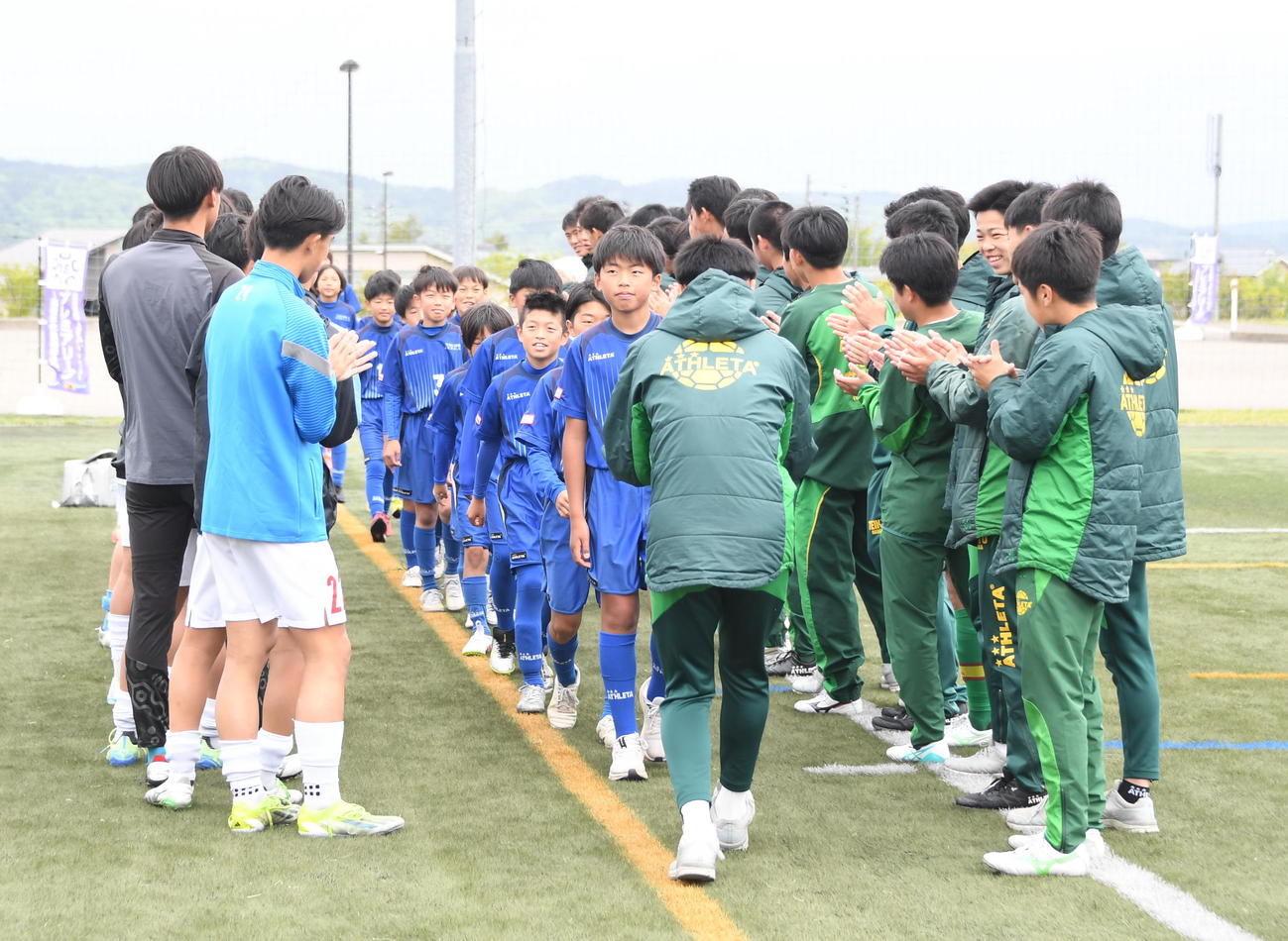 帝京長岡、神村学園の選手たちがつくった花道を通る長岡JYFC・U－12（撮影・小林忠）
