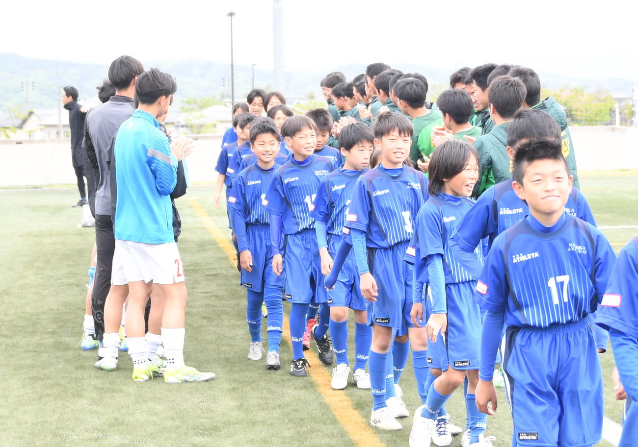 帝京長岡、神村学園の選手たちがつくった花道を通る長岡JYFC・U－12（撮影・小林忠）