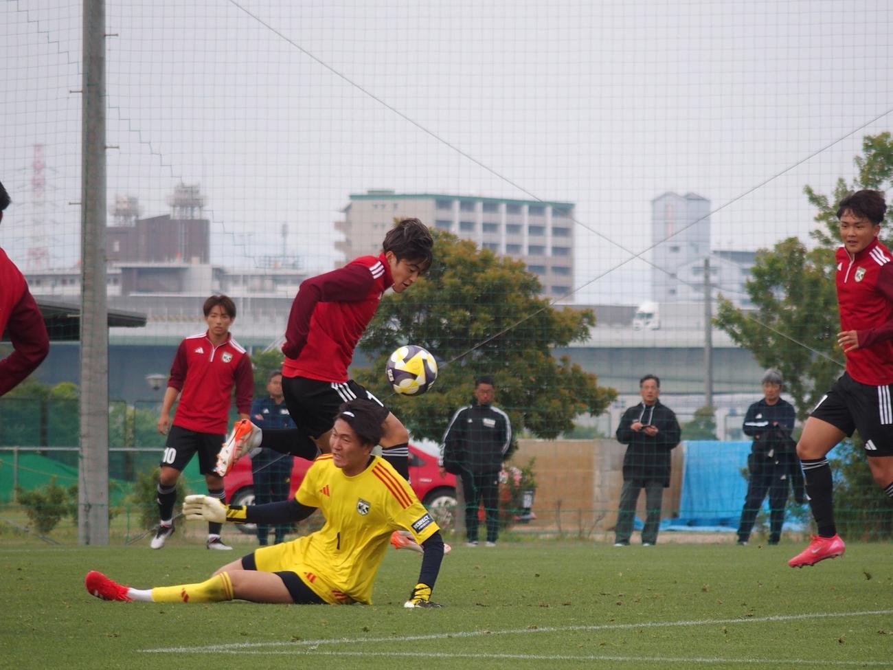 GKをかわしてゴールを決めるG大阪MF名和田（撮影・永田淳）