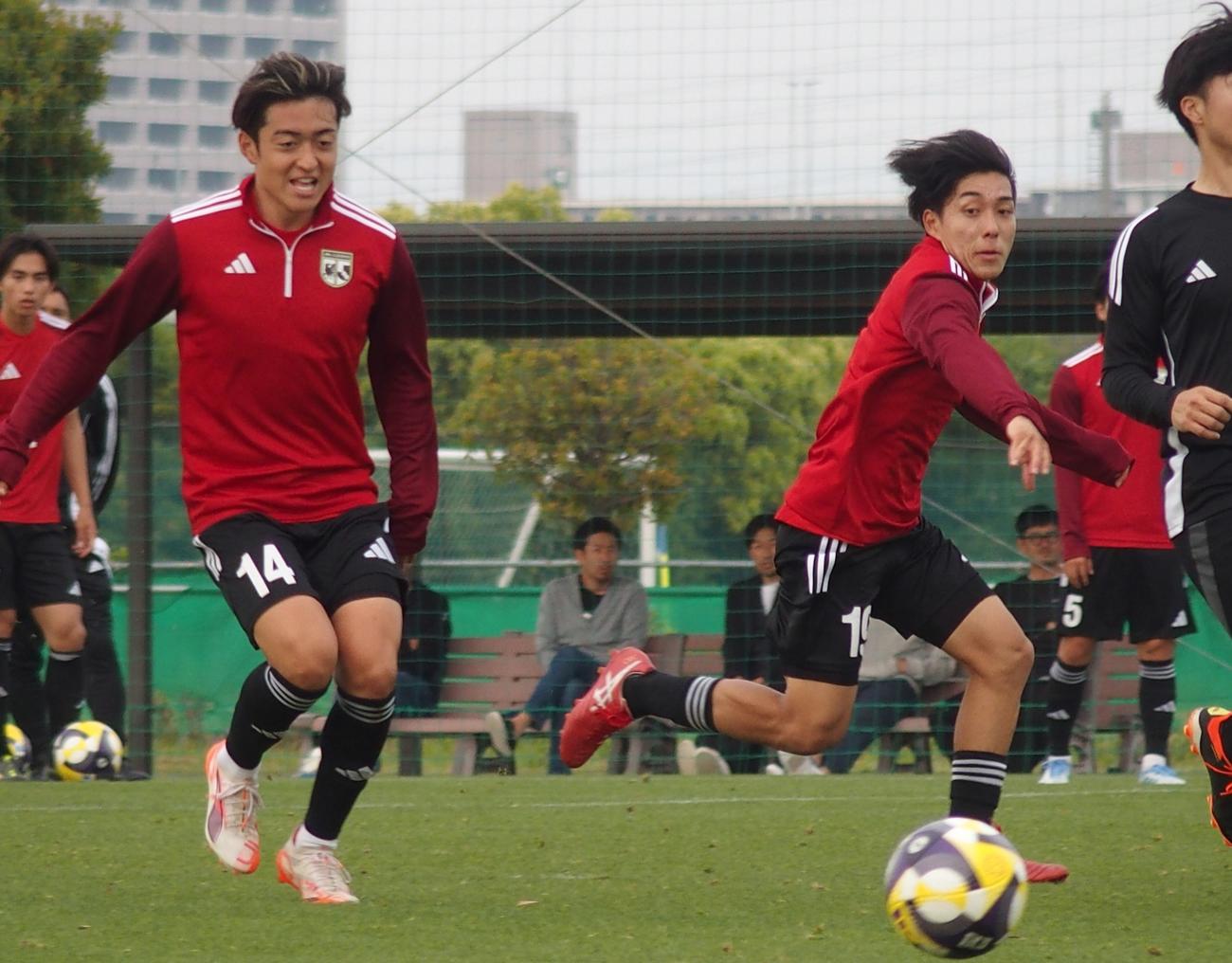ボールを追う神戸MF浜崎（右）とG大阪MF名和田（撮影・永田淳）