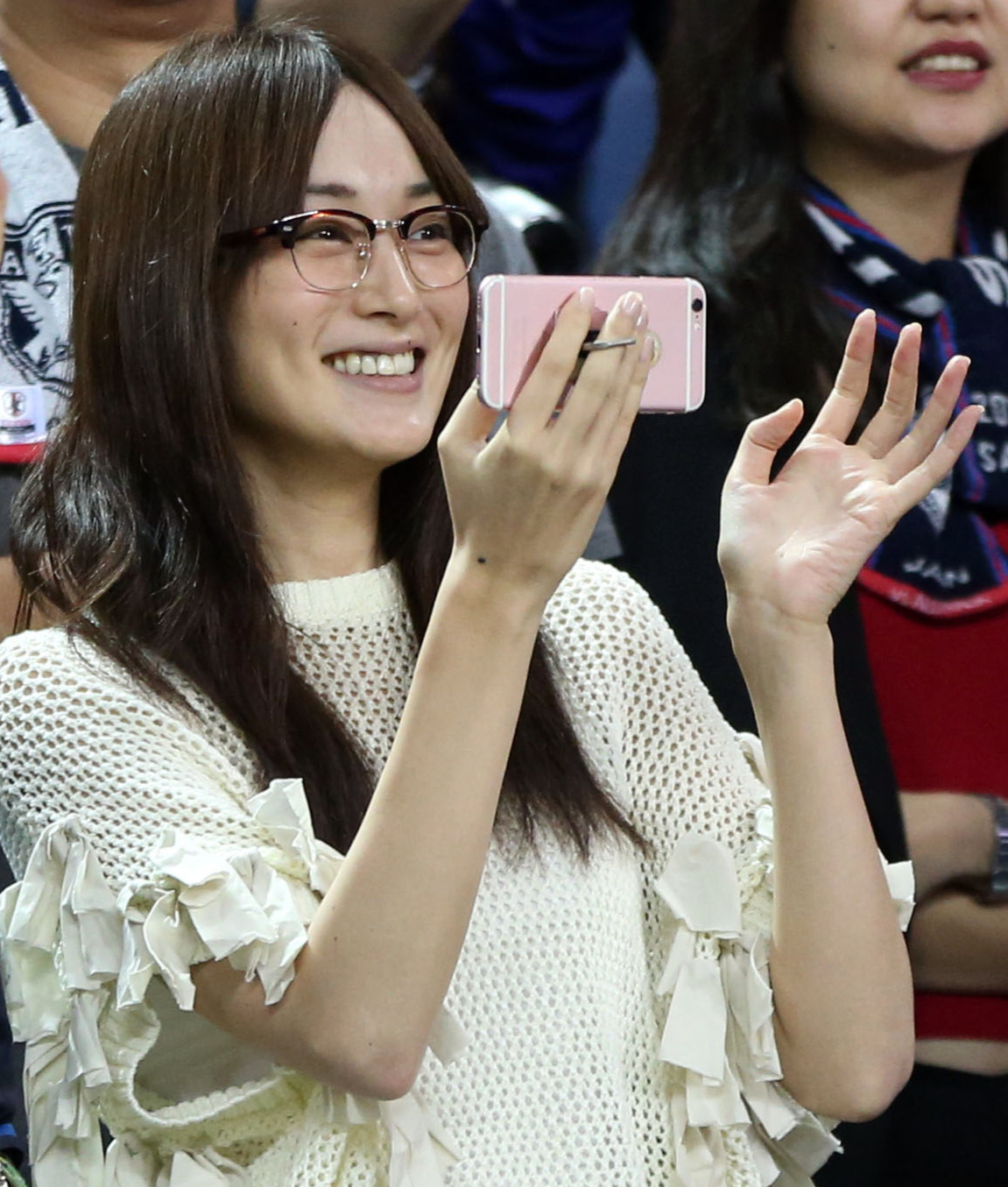 2017年8月、日本対オーストラリア　場内一周で槙野に手を振る女優の高梨臨（右）