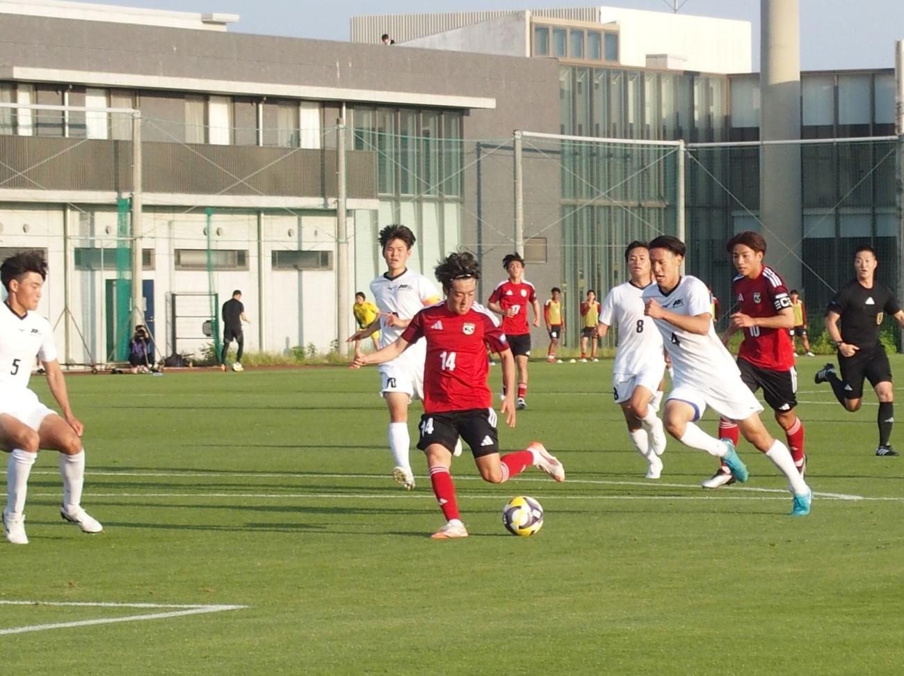 前半追加タイムにシュートを放つMF名和田（撮影・永田淳）