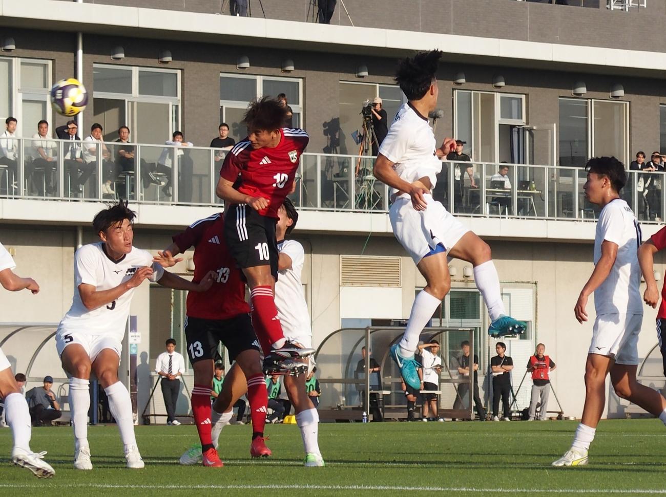 前半42分にCKからヘディングシュートを決めるMF平賀（撮影・永田淳）