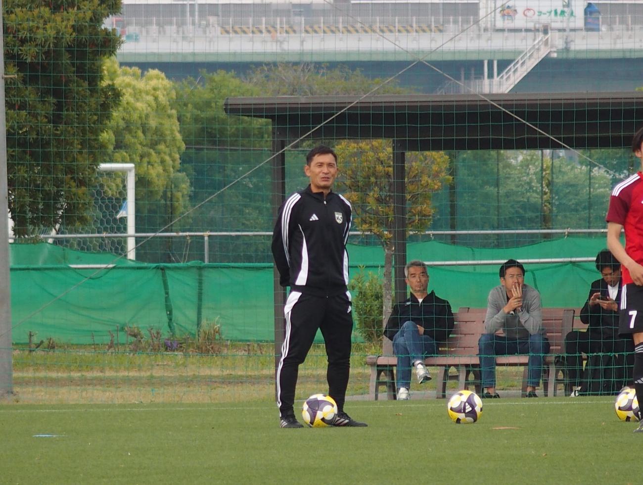U－22Jリーグ選抜の練習を見守る青山敏弘コーチ（撮影・永田淳）