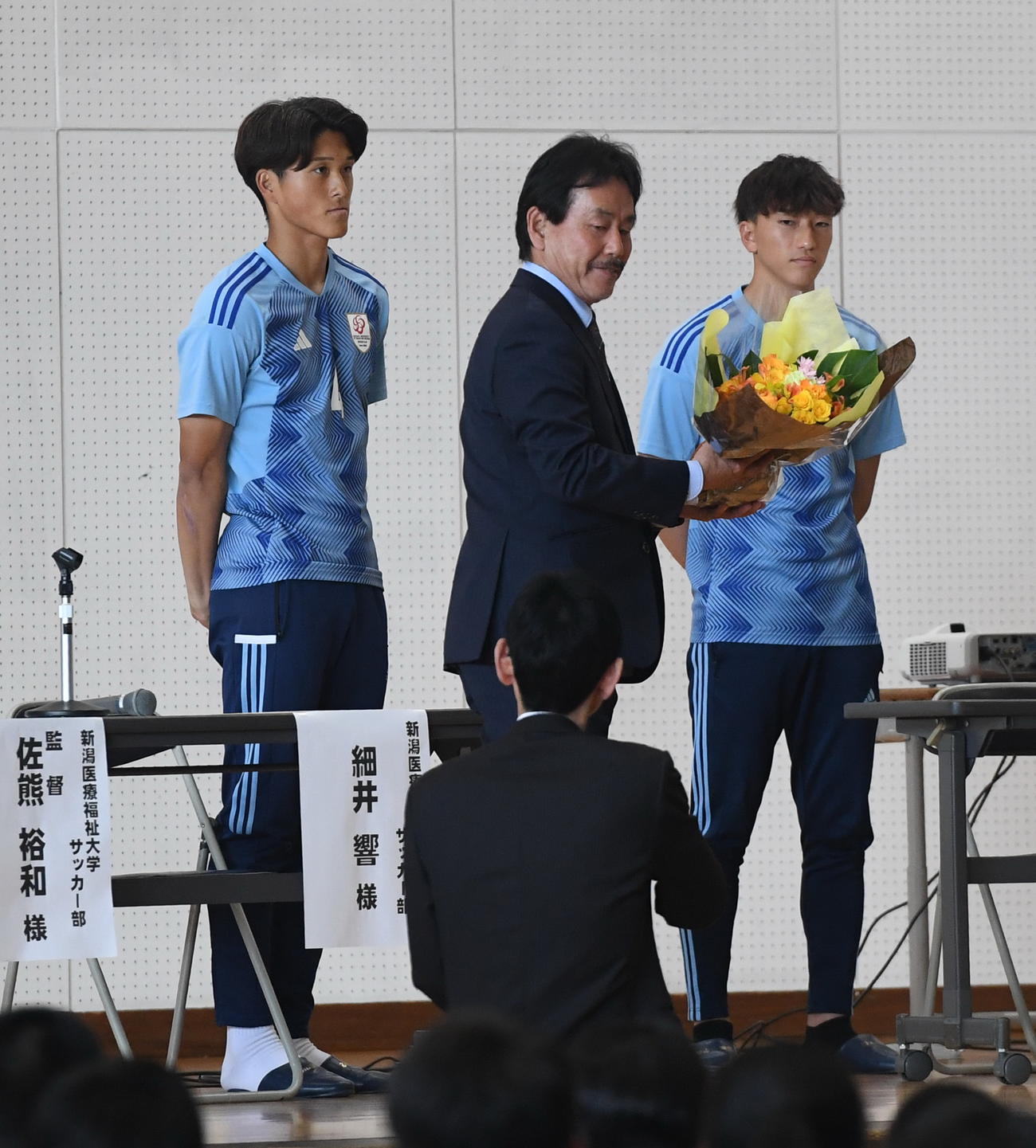 花束を受け取る新潟医療福祉大佐熊監督（中央）（撮影・小林忠）