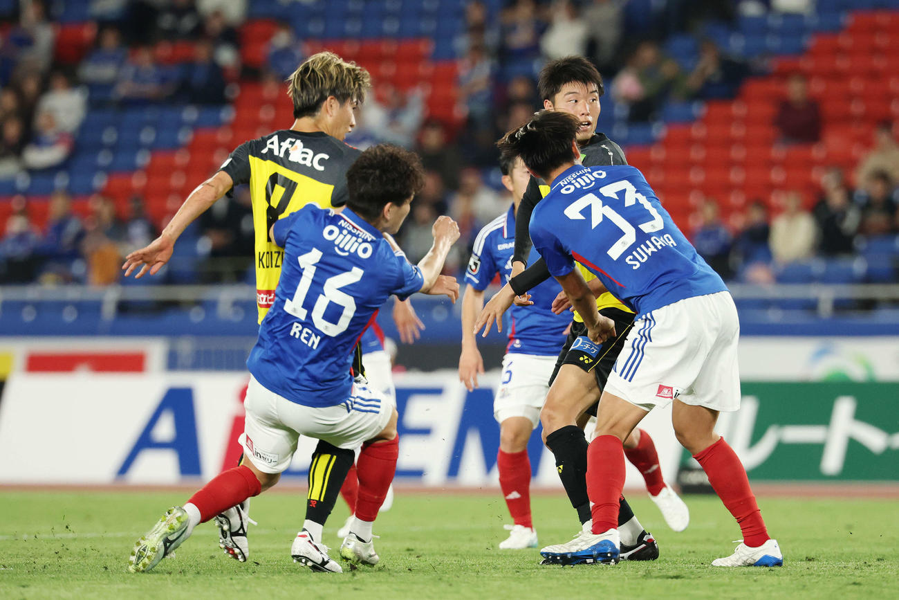 横浜対柏　後半、先制ゴールを決める柏小泉（左）（撮影・宮地輝）