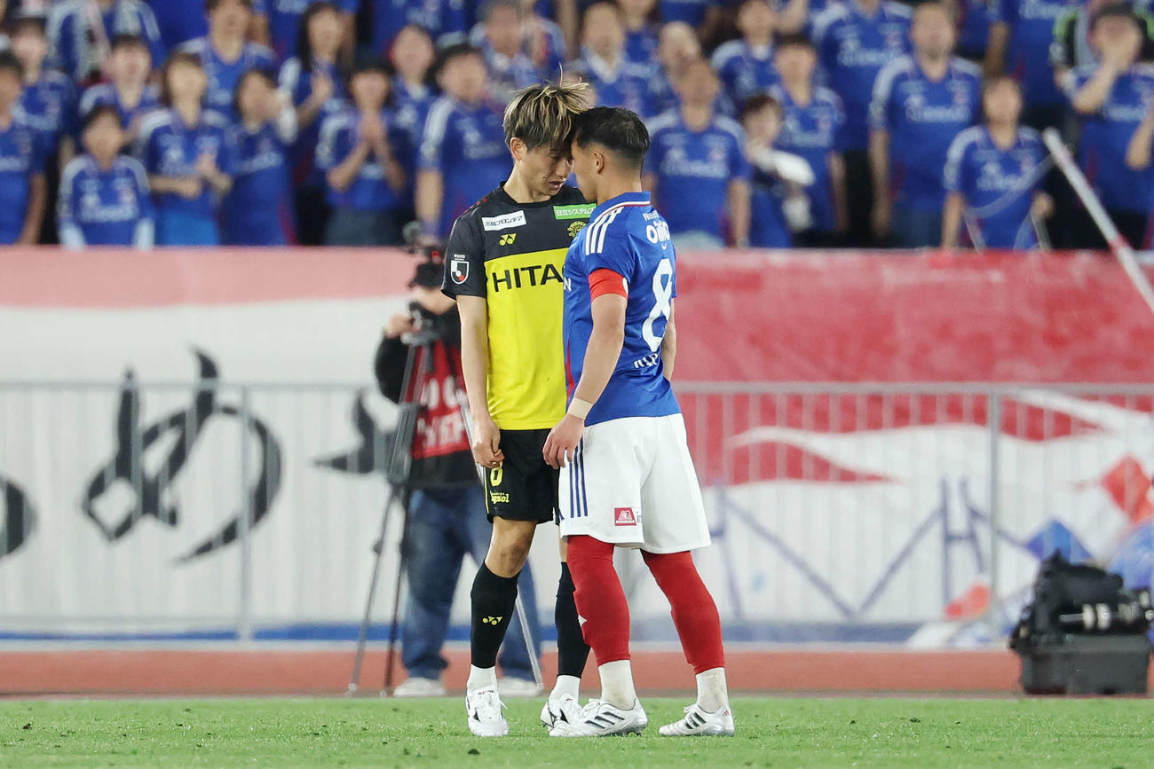 横浜対柏　後半、やり合う柏小泉（左）と横浜喜田（撮影・宮地輝）