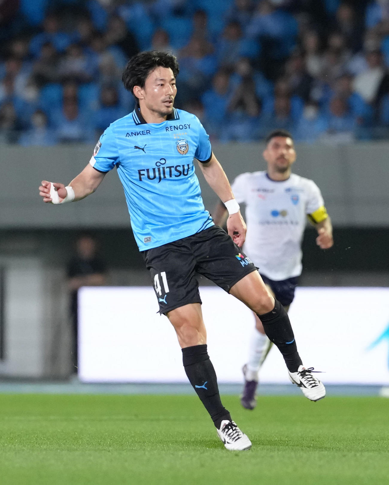 川崎F対横浜FC　後半、川崎F家長のシュートが相手オウンゴールを誘う（撮影・足立雅史）