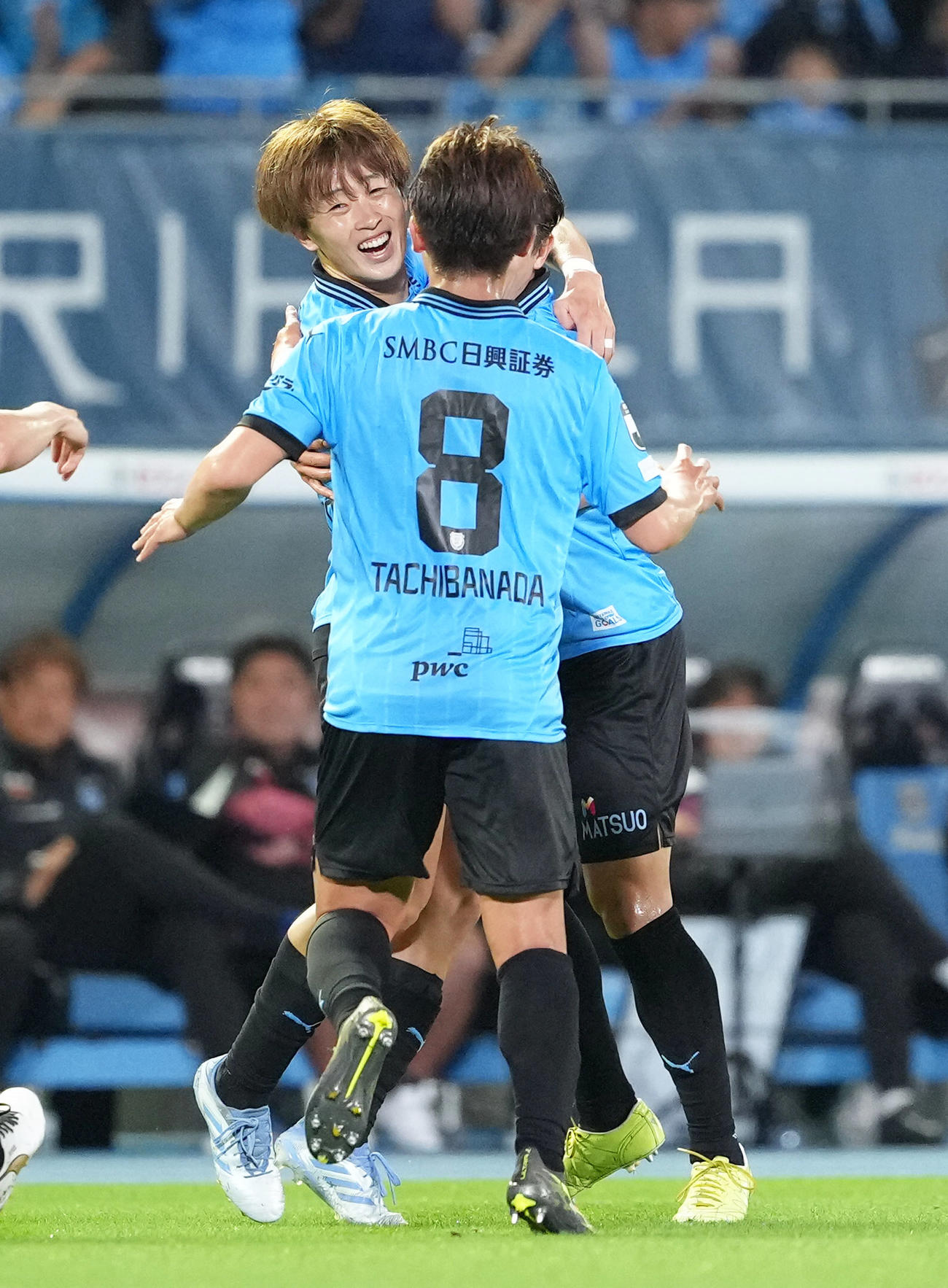 川崎F対横浜FC　前半、直接FKを決め笑顔を見せる川崎F山本（後方）（撮影・足立雅史）