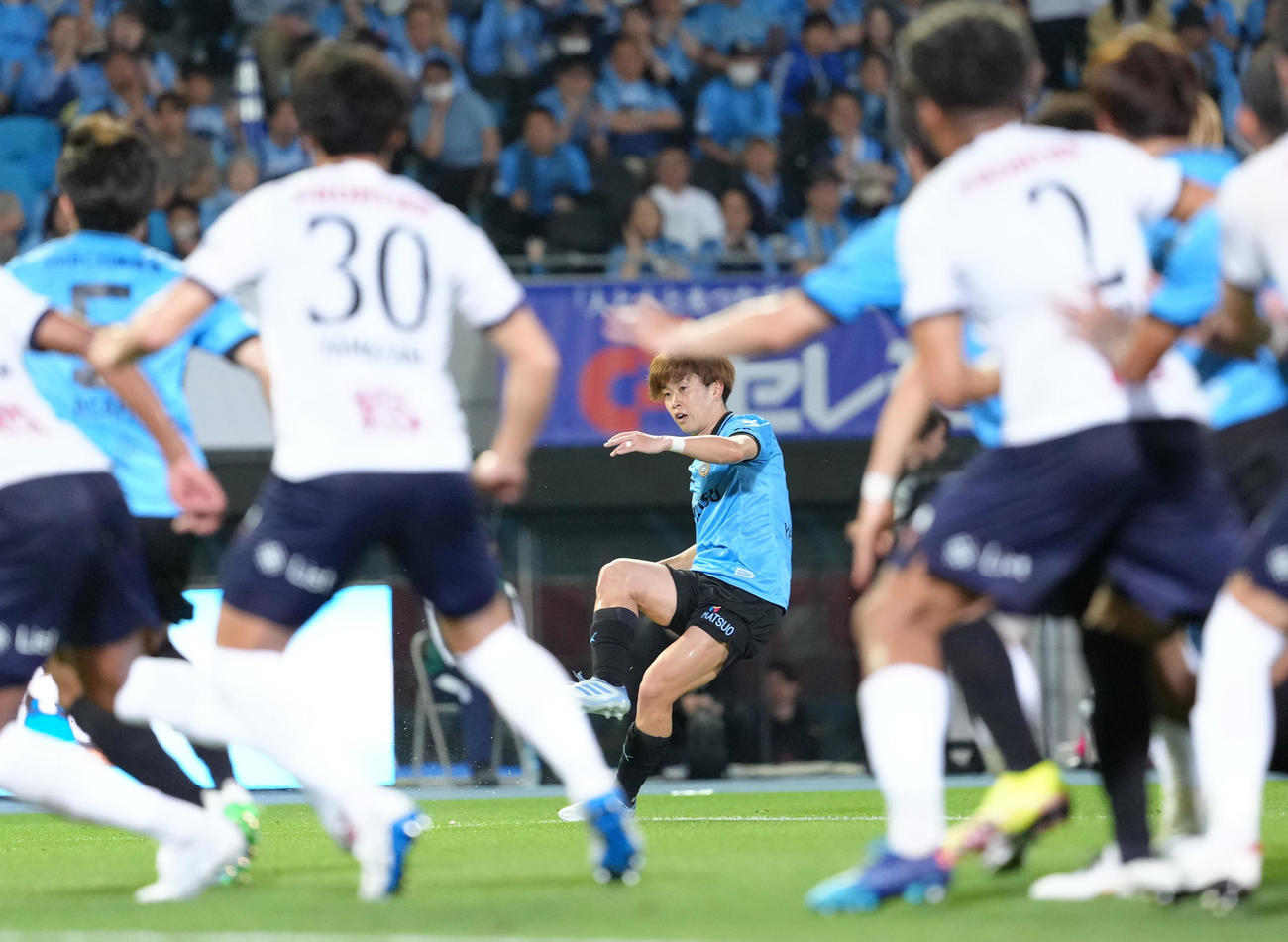 川崎F対横浜FC　前半、直接FKを決める川崎F山本（撮影・足立雅史）