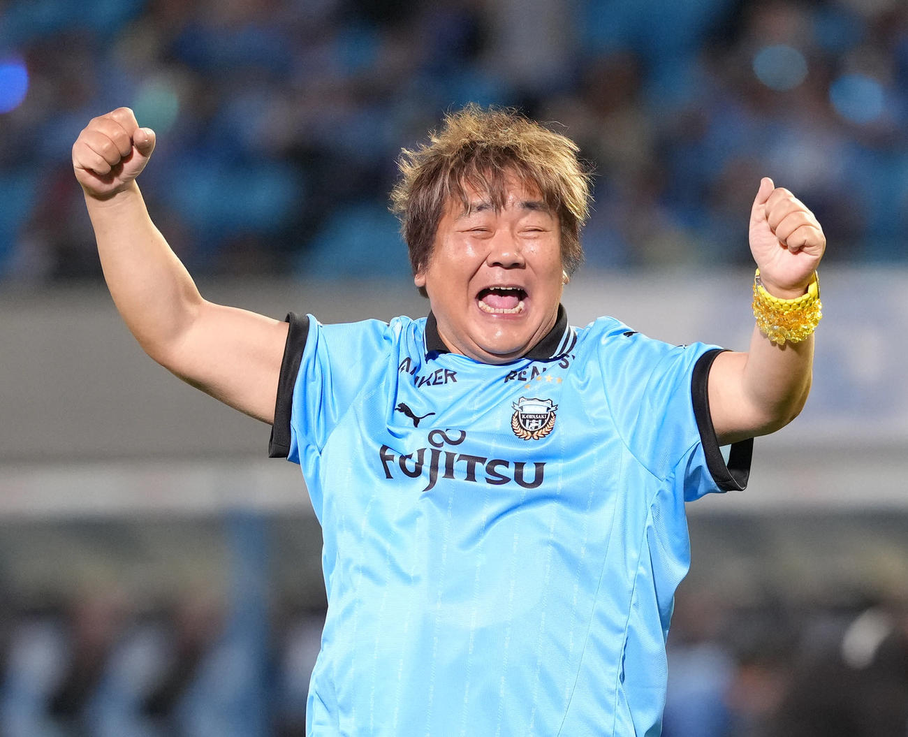 川崎F対横浜FC　始球式を務め笑顔を見せる石塚英彦（撮影・足立雅史）