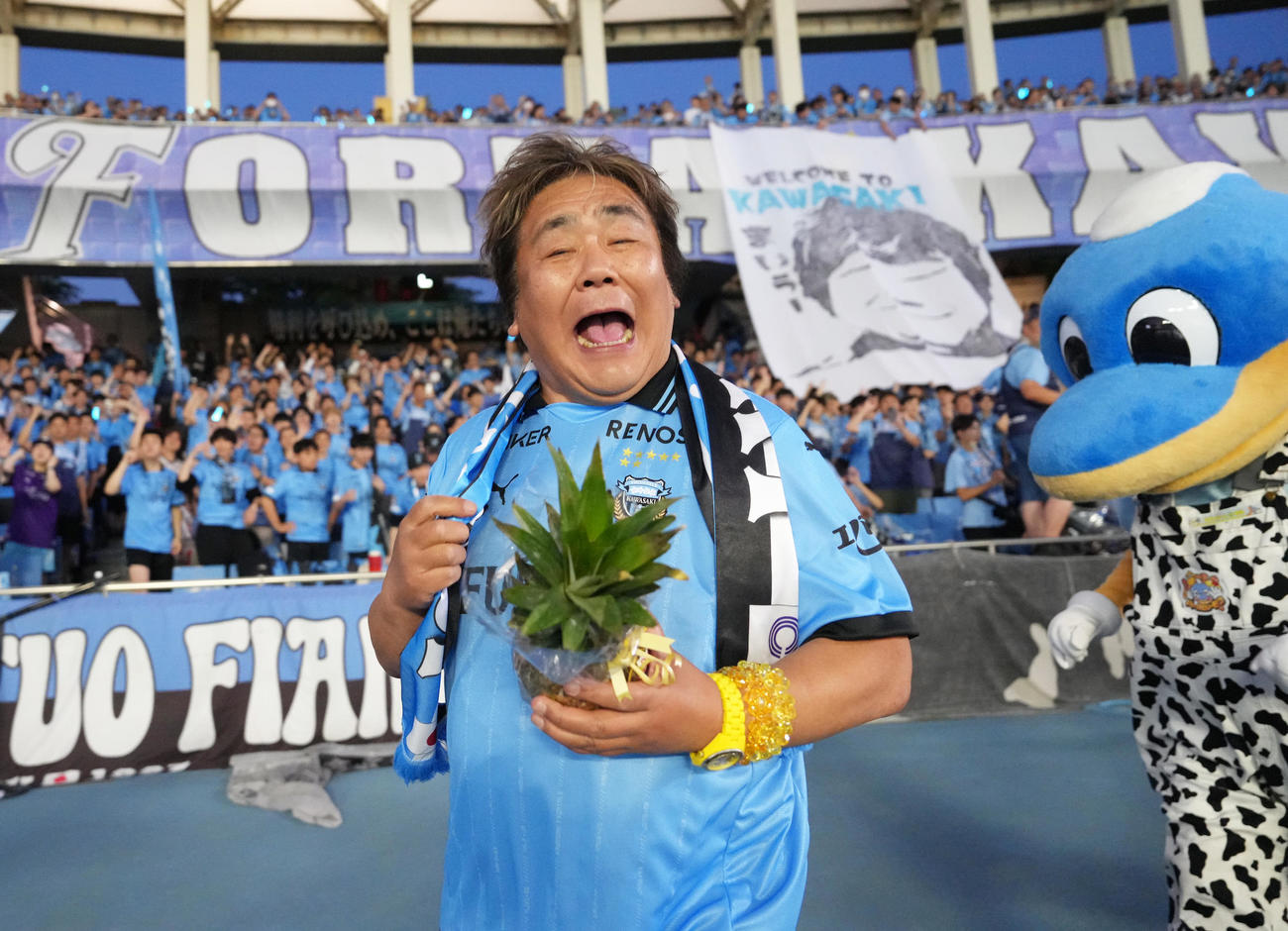 川崎F対横浜FC　始球式を務め笑顔を見せる石塚英彦（撮影・足立雅史）