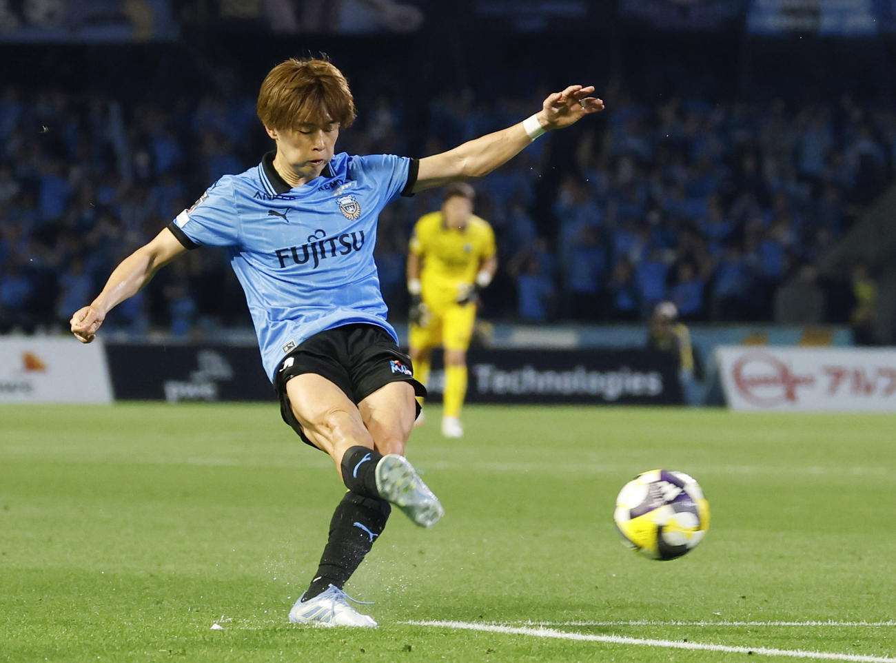 川崎―横浜FC　前半、FKを決める川崎・山本＝U等々力（共同）