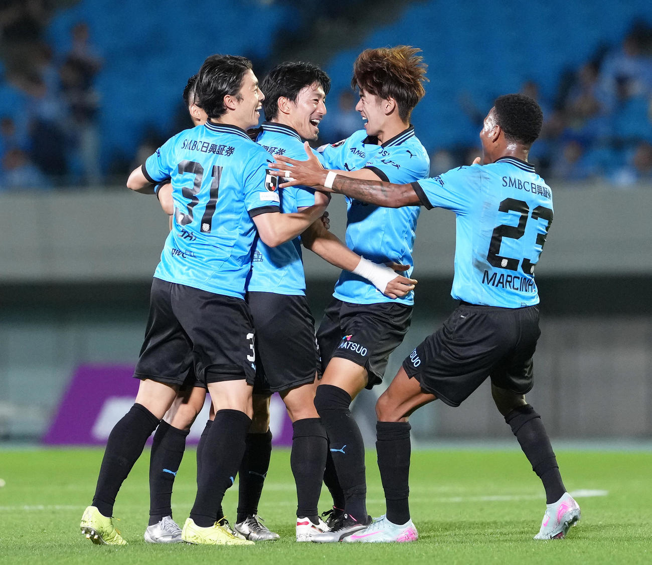 川崎F対横浜FC　後半、川崎F家長（左から2人目）のシュートが相手オウンゴールを誘い喜ぶ選手たち（撮影・足立雅史）