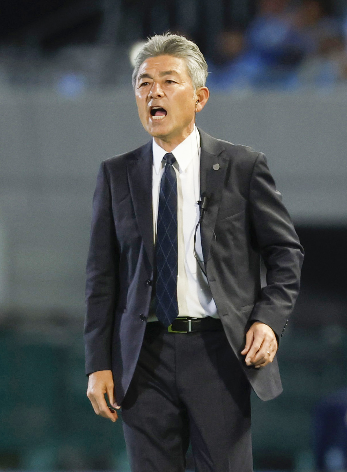 後半、指示を出す川崎F長谷部監督（共同）