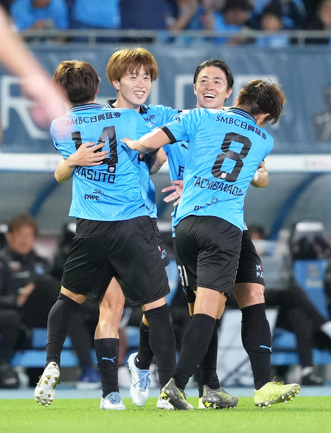 川崎F対横浜FC　前半、直接FKを決め笑顔を見せる川崎F山本（左から2人目）（撮影・足立雅史）