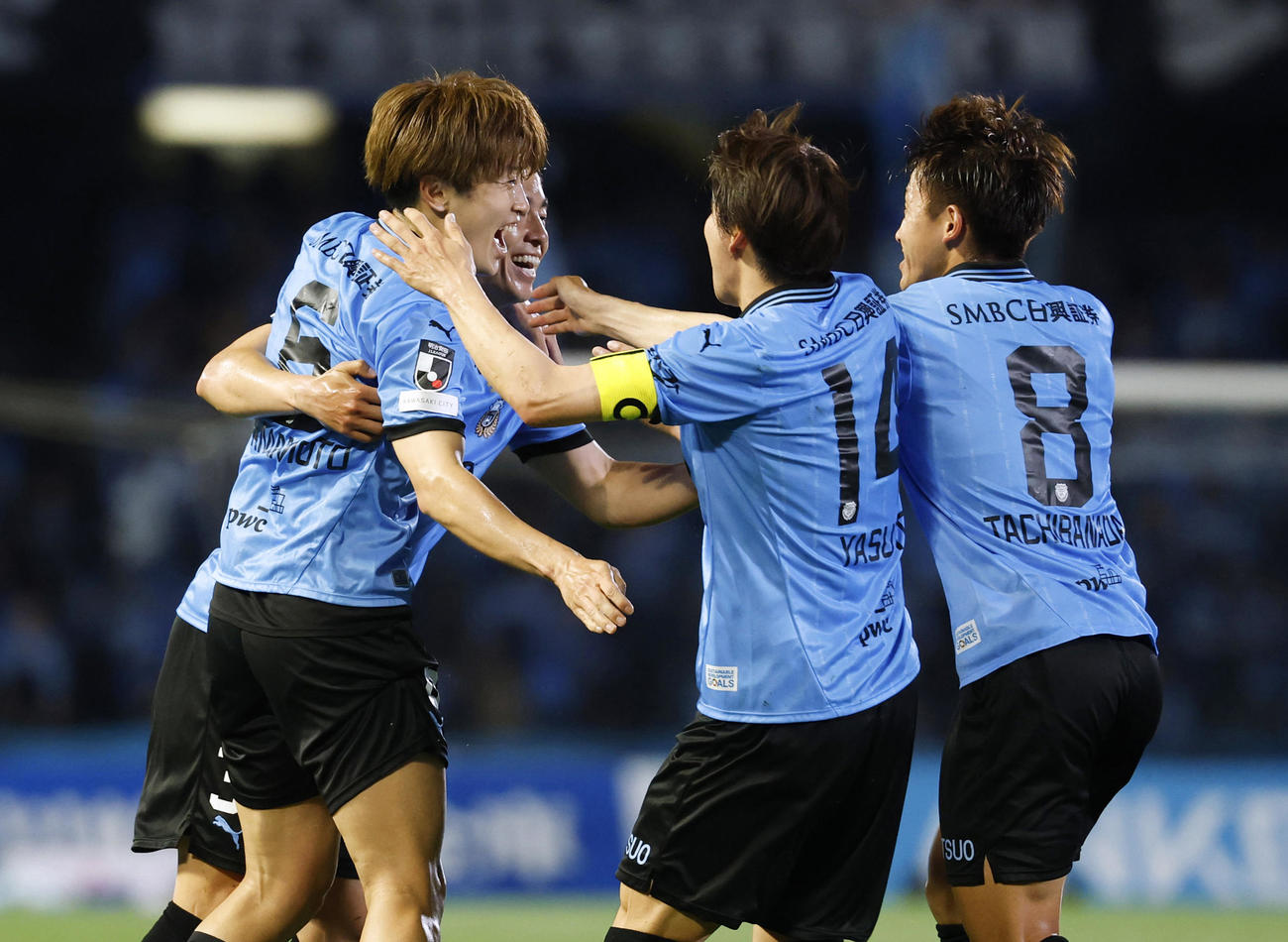 川崎―横浜FC　前半、FKでゴールが決まり、祝福される川崎・山本（左）＝U等々力（共同）