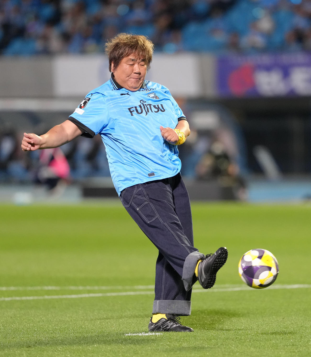 川崎F対横浜FC　始球式を務めた石塚英彦（撮影・足立雅史）