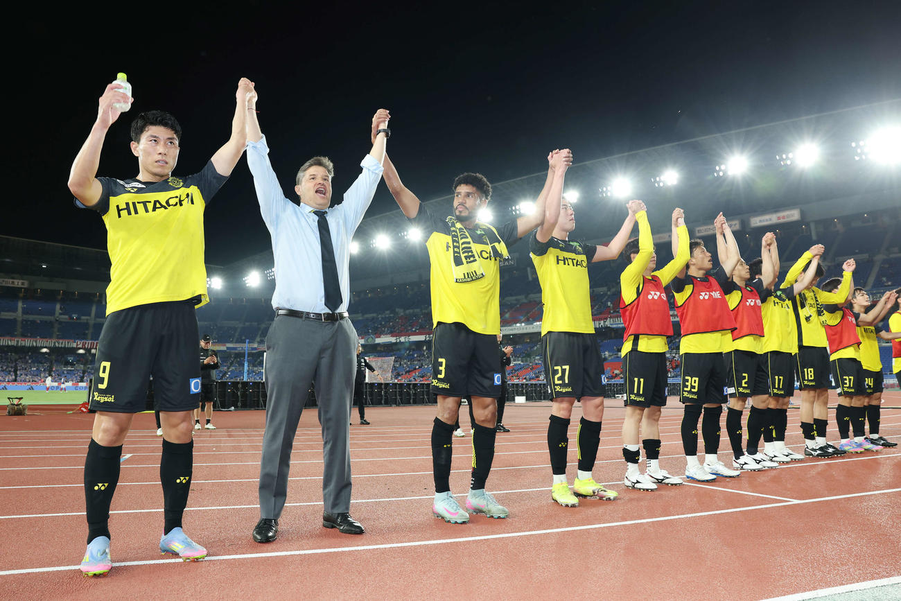 横浜対柏　4連勝を達成しサポーターと喜びを分かち合う柏ロドリゲス監督（左から2人目）と選手たち（撮影・宮地輝）