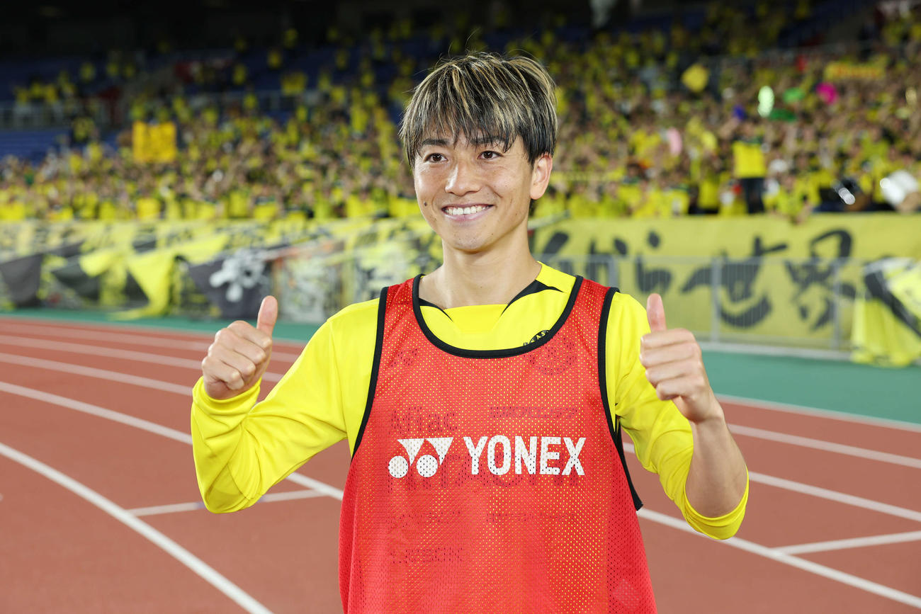 横浜対柏　決勝ゴールを決め4連勝を達成した柏小泉は笑顔でサムズアップ（撮影・宮地輝）