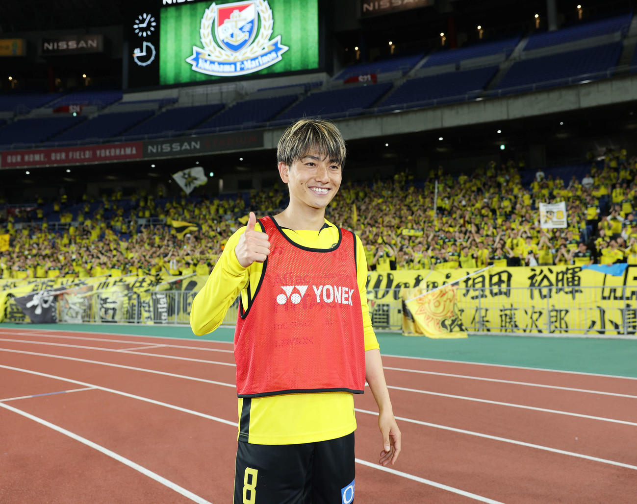 横浜対柏　決勝ゴールを決め4連勝を達成した柏小泉は笑顔でサムズアップ（撮影・宮地輝）