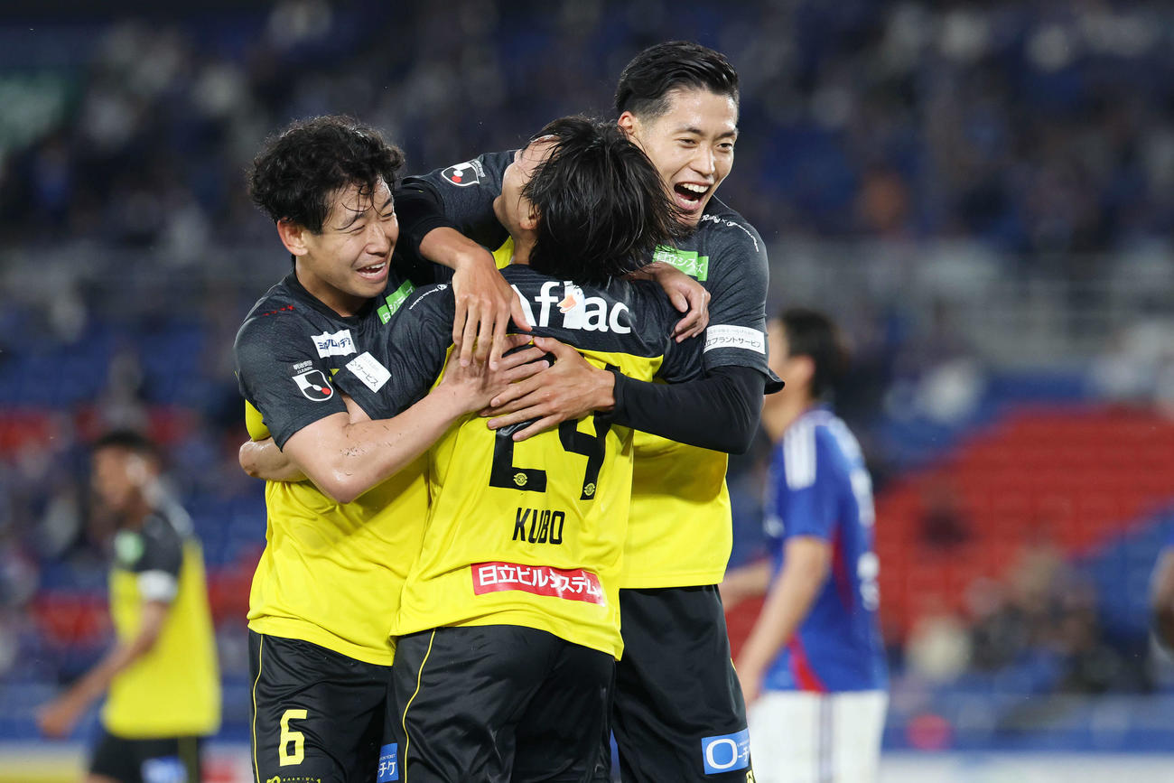 横浜対柏　後半、ゴールを決めアシストした柏久保（中央）に抱きつく木下。左は山田（撮影・宮地輝）