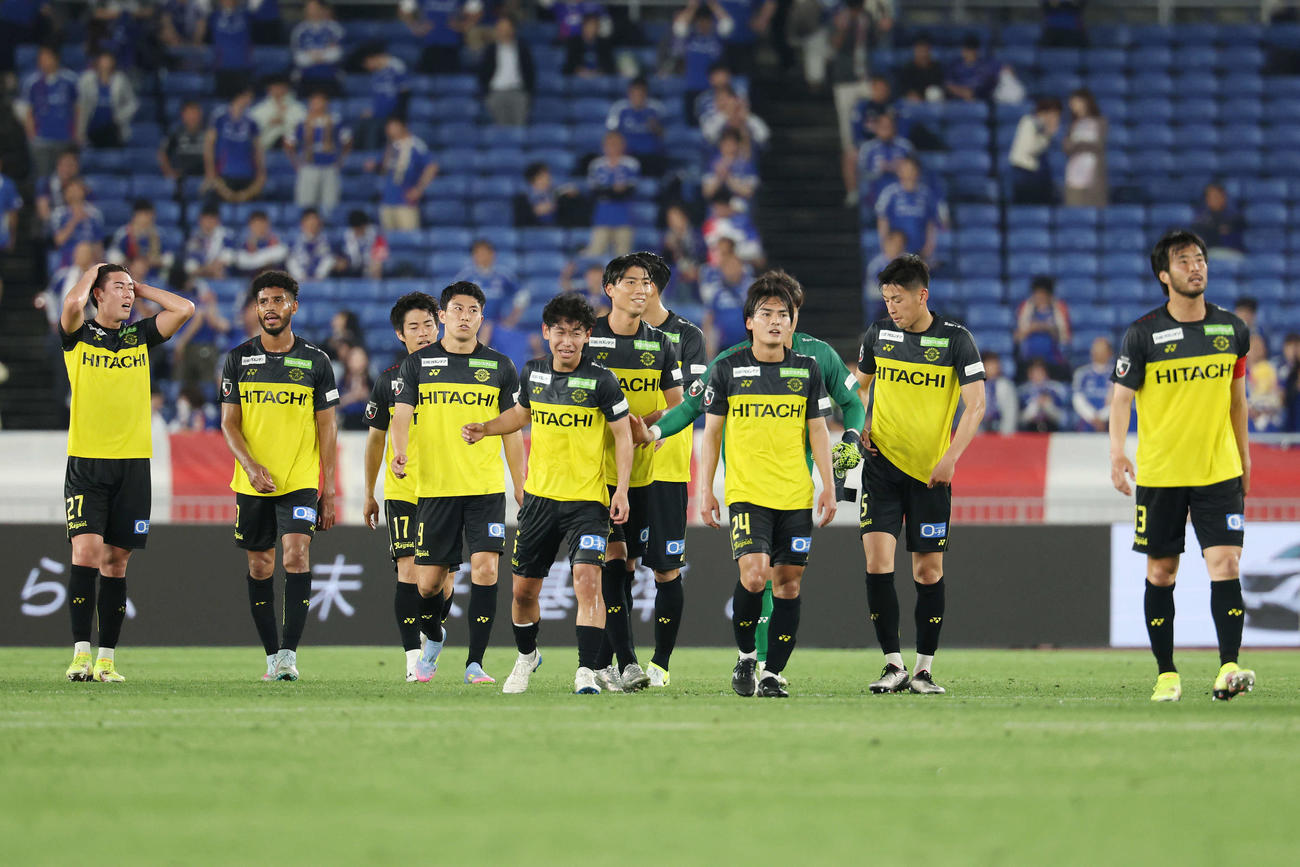 横浜対柏　4連勝を達成し笑顔の柏の選手たち（撮影・宮地輝）