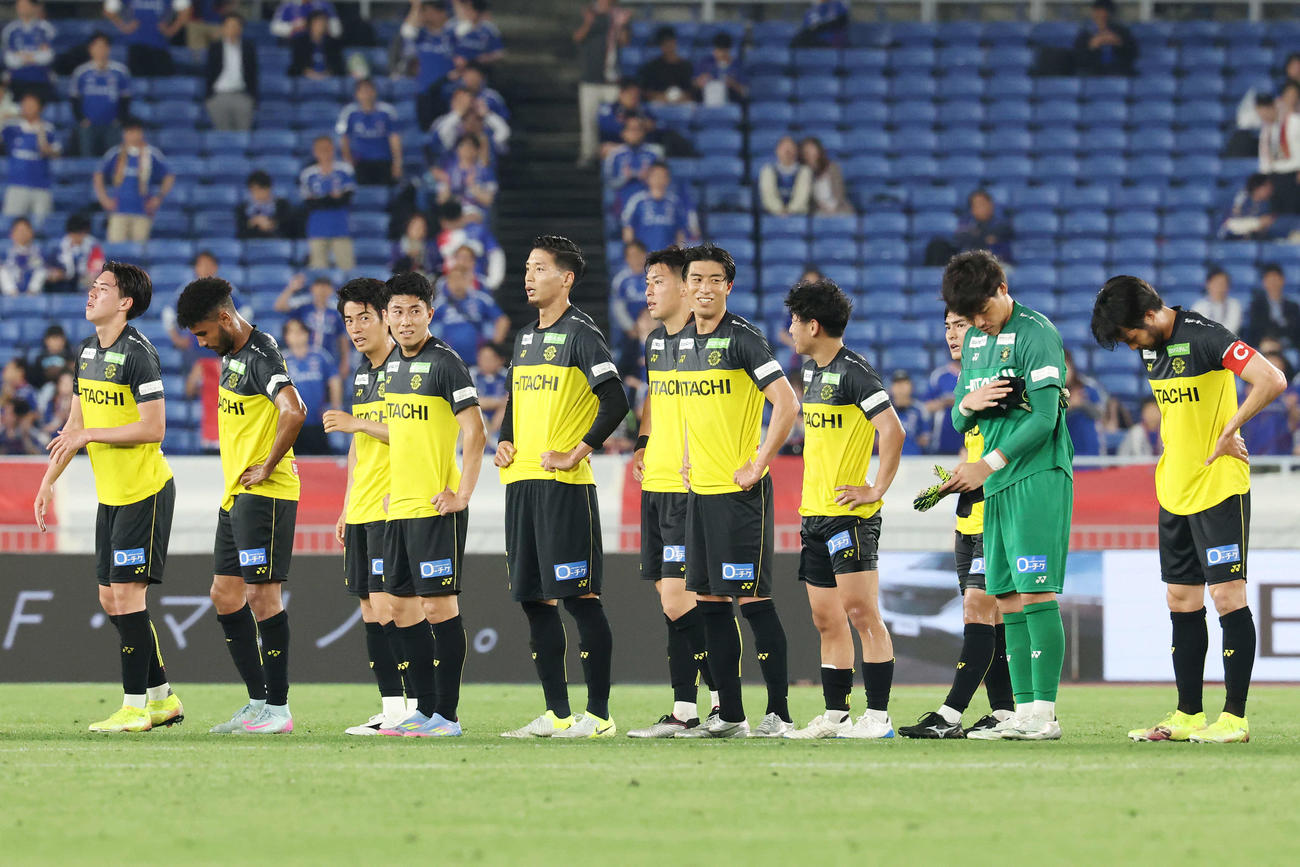 横浜対柏　4連勝を達成し笑顔の柏の選手たち（撮影・宮地輝）