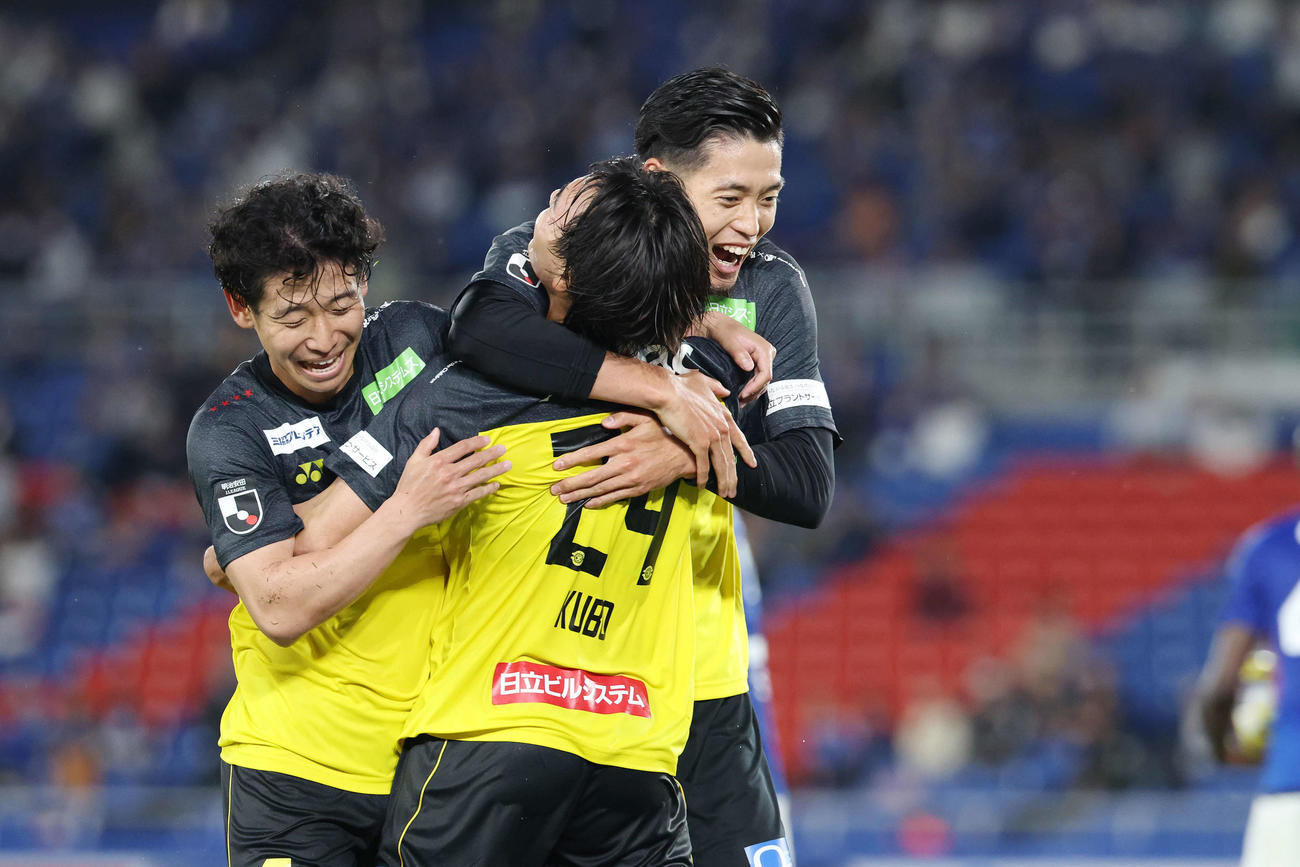 横浜対柏　後半、ゴールを決めアシストした柏久保（中央）に抱きつく木下。左は山田（撮影・宮地輝）