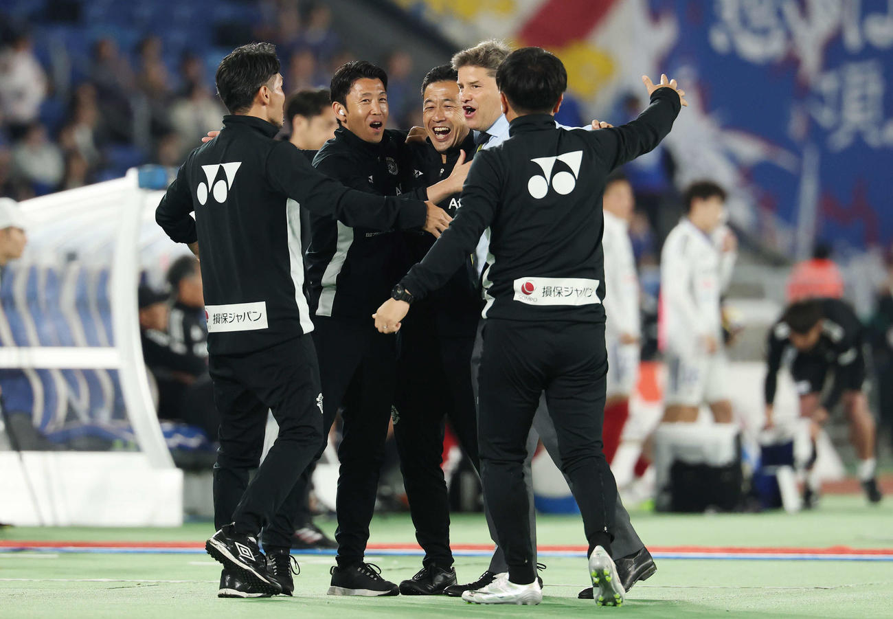 横浜対柏　4連勝を達成しコーチ陣と喜ぶ柏ロドリゲス監督（右）（撮影・宮地輝）