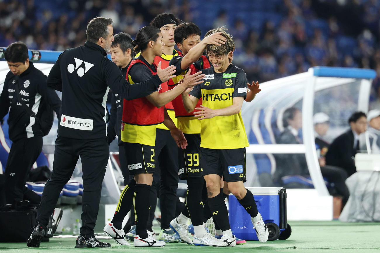 横浜対柏　後半、先制ゴールを決めた柏小泉（右）は途中交代しチームメートにねぎらわれる（撮影・宮地輝）
