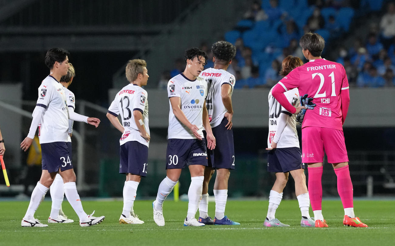 川崎F対横浜FC　川崎Fに敗れた横浜FC（撮影・足立雅史）