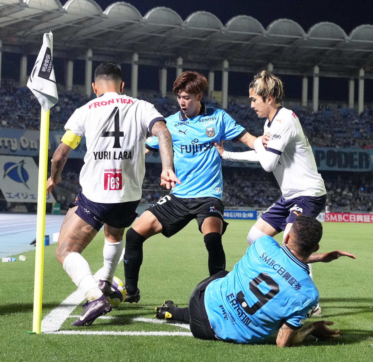 川崎F対横浜FC　後半、激しく競り合う川崎F大関（中央）ら（撮影・足立雅史）