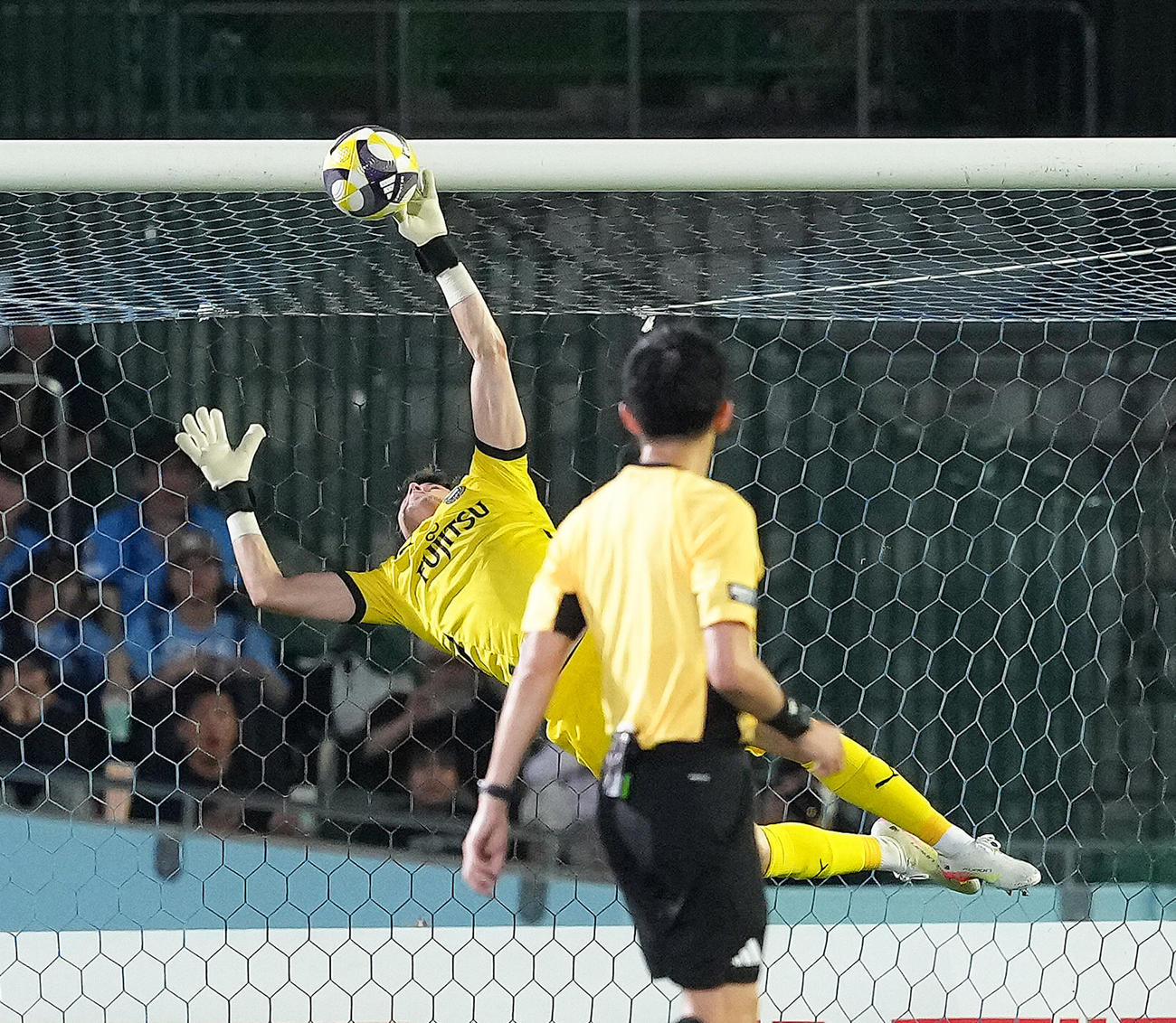 川崎F対横浜FC　後半、好セーブを見せる川崎F・GK山口（撮影・足立雅史）