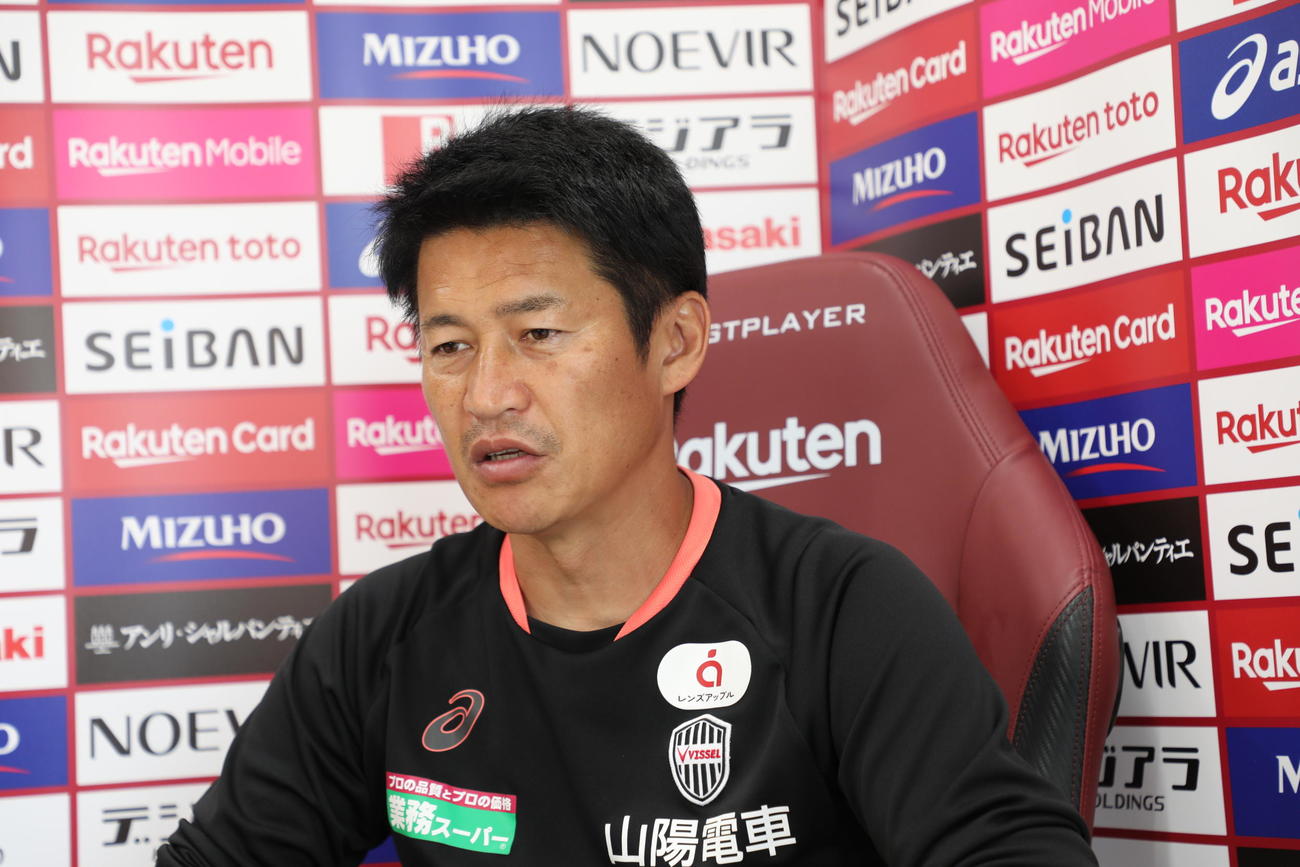オンライン取材に応じる神戸の吉田監督（C）VISSEL KOBE