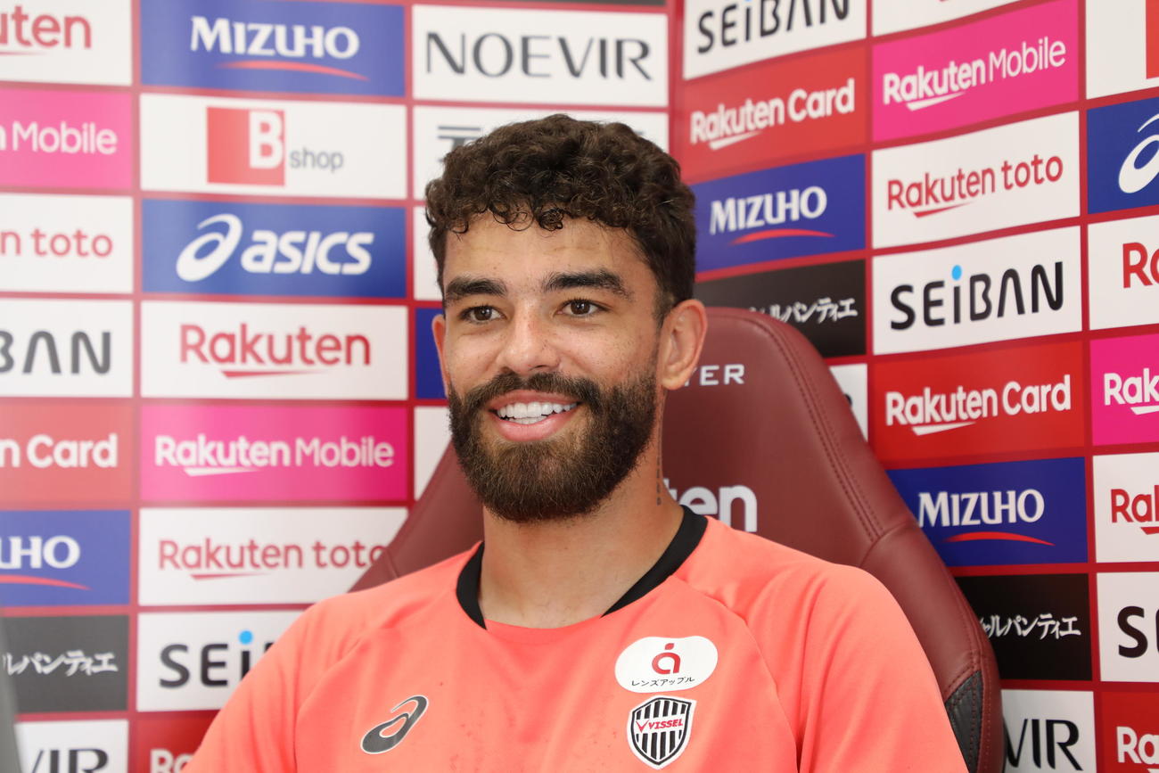オンライン取材に応じる神戸MFクリスマン（C）VISSEL KOBE