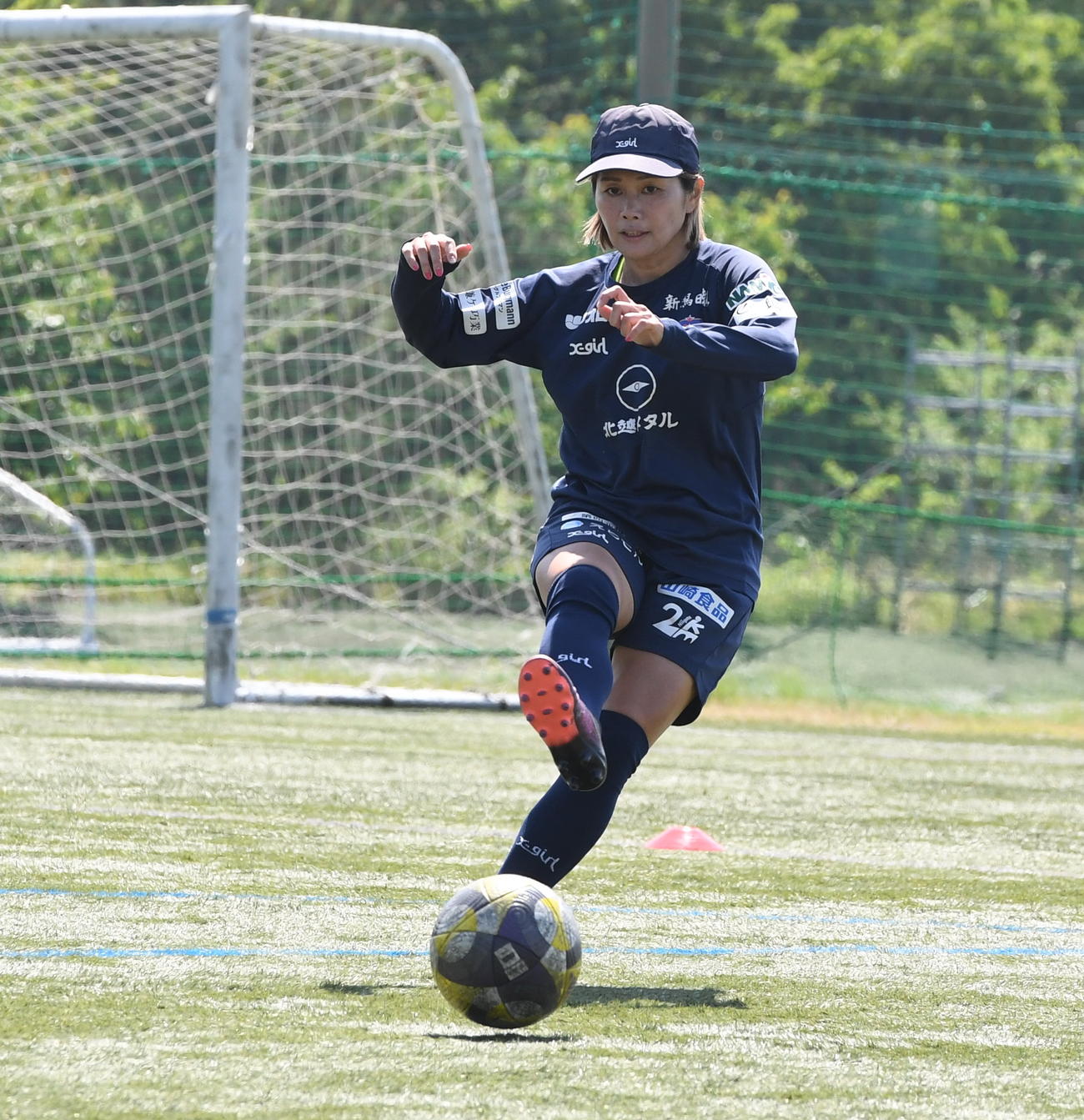 練習でパスを出す新潟L川澄（撮影・小林忠）